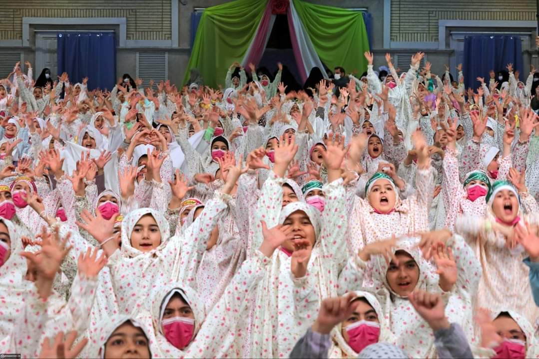 الإمام الخامنئي يشارك في مراسم حفل تكليف طالبات المدارس (5)